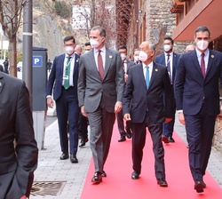 Don Felipe acompañado del Presidente del Gobierno, Pedro Sánchez, y del Presidente de la República de Portugal, Marcelo Rebelo de Sousa, antes de la s