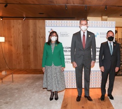 Su Majestad el Rey, el cap de Govern de Andorra y la secretaria general Iberoamericana, antes del inicio de la sesión plenaria de la XXVII Cumbre Iber