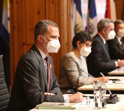 Su Majestad el Rey en un momento de la sesión plenaria de la XXVII Cumbre Iberoamericana de jefes de Estado y de Gobierno