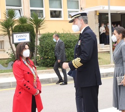 Sus Majestades los Reyes, acompañados por Sus Altezas Reales la Princesa de Asturias y la Infanta Doña Sofía, durante los saludos de bienvenida tras s