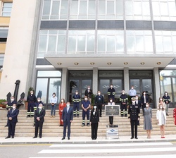 Sus Majestades los Reyes y sus hijas, Sus Altezas Reales la Princesa de Asturias y la Infanta Doña Sofía con los trabajadores participantes en la cons