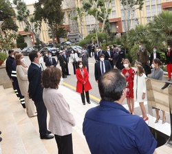 Los Reyes y sus hijas, la Princesa de Asturias y la Infanta Doña Sofía conversan con los trabajadores participantes en la construcción del Submarino S