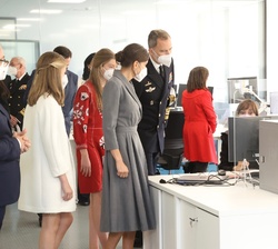 Sus Majestades los Reyes y sus hijas, Sus Altezas Reales la Princesa de Asturias y la Infanta Doña Sofía durante el recorrido por las instalñaciones d