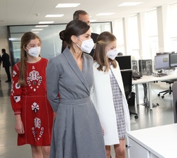 Don Felipe, Doña Letizia, Doña Leonor y Doña Sofía durante la visita a las instalaciones de Navantia