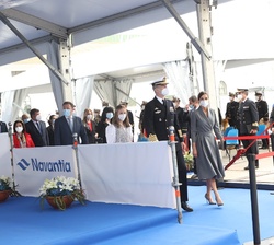 Los Reyes y sus hijas, la Princesa de Asturias y la Infanta Doña Sofía, a su llegada al muelle del astillero