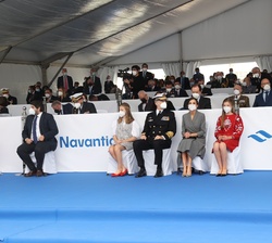 Sus Majestades los Reyes y sus hijas, Sus Altezas Reales la Princesa de Asturias y la Infanta Doña Sofía en el muelle del astillero al inicio de la ce