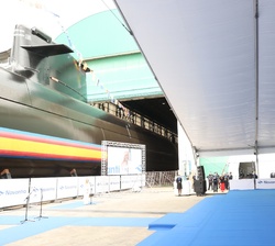 Los Reyes y sus hijas, la Princesa de Asturias y la Infanta Doña Sofía, frente al Submarino S-81 “Isaac Peral”