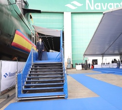 Su Majestad el Rey acompañado de Su Alteza Real la Princesa de Asturias se dirigen al Submarino S-81 “Isaac Peral” para la ceremonia de su
