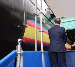 Momento de la puesta a flote del Submarino S-81 “Isaac Peral”, una vez cortada la cinta por la Princesa de Asturias