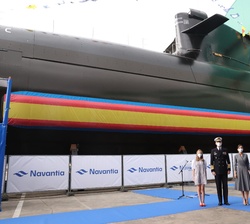 Sus Majestades los Reyes y sus hijas, Sus Altezas Reales la Princesa de Asturias y la Infanta Doña Sofía con el Submarino S-81 “Isaac Peral̶