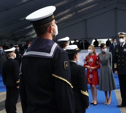 Los Reyes y sus hijas, la Princesa de Asturias y la Infanta Doña Sofía conversan con la dotación de quilla del Submarino S-81 “Isaac Peral”