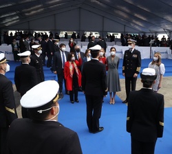 Los Reyes y sus hijas, la Princesa de Asturias y la Infanta Doña Sofía conversan con la dotación de quilla del Submarino S-81 “Isaac Peral”