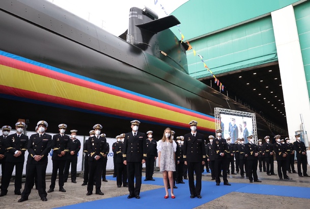 Su Alteza Real la Princesa de Asturias junto a la dotación de quilla del Submarino S-81 “Isaac Peral”