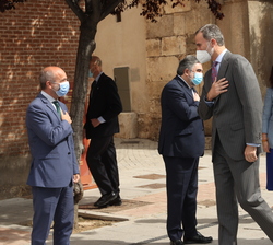Sus Majestades los Reyes son saludados por las autoridades asistentes a los actos del Día Internacional del Libro en Alcala de Henares