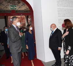 Sus Majestades los Reyes son saludados por diversas autoridades y personalidades en el interior de la sede del Instituto Cervantes, Colegio del Rey