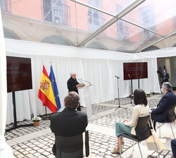 Lectura a cargo del actor, José Sacristán de un cuento de Miguel Delibes "El Pueblo en la cara", un poema de Antonio Machado "Don Franc