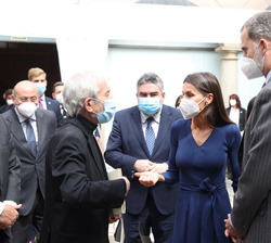 Sus Majestades los reyes intercambian impresiones con el actor José Sacritán en presencia del Ministro de Cultura y Deporte