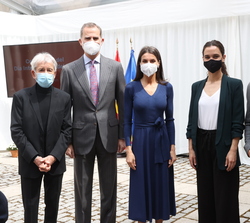 Don Felipe y Doña Letizia acompañados de los miembros de la Compañia Nacional de Teatro Clásico y el actor José Sacristan