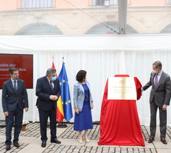 Su Majestad el Rey descubre la placa conmemorativa en presencia de Su Majestad la Reina y el resto de autoridades