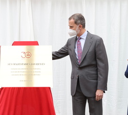 Detalle de la placa conmemorativa con motivo del 30 aniversario del Instituto Cervantes el Día Internacional del Libro