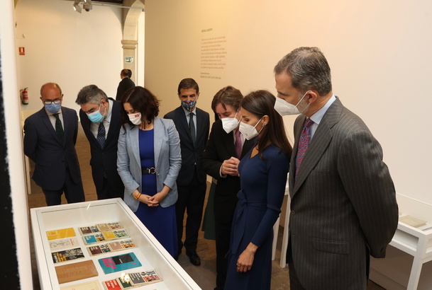 Don Felipe y Doña Letizia observan los ejemplares expuestos en la recien inaugurada Biblioteca Patrimonial del Instituto Cervantes
