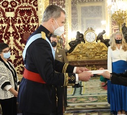 Su Majestad el Rey recibe la Carta Credencial de manos de la embajadora de Hungría, Sra. Katalin Tóth