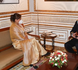 Don Felipe conversa la embajadora del Estado Plurinacional de Bolivia, Sra. Nardi Elisabeth Suxo Iturry