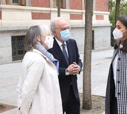 Doña Letizia conversa con el presidente del Patronato FundéuRAE y director de la RAE, Santiago Muñoz Machado, y con la vicepresidenta del Patronato Fu