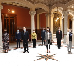 Fotografía de grupo de Su Majestad la Reina con el presidente, la vicepresidenta y el equipo de linguïstas de la Real Academia Española