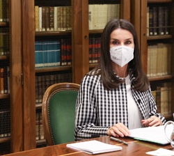 Su Majestad la Reina en un momento de la reunión de trabajo mantenida con la Fundación del Español Urgente "FundéuRAE"