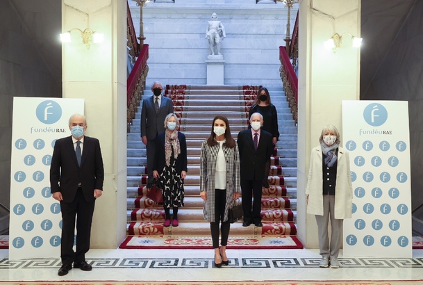 Fotografía de grupo de Doña Letizia acompañada del presidente, la vicepresidenta y los miembros del patronato