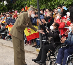 Su Majestad el Rey recibe recibe el cariñoso saludo de los valentinos