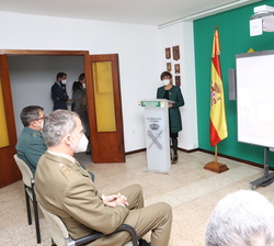 Su Majestad el Rey durante la presentación la directora general de la Guardia Civil de “La Guardia Civil y la España del Reto Demográfico”