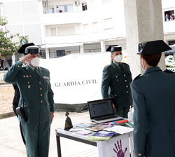 Su Majestad el Rey conversa con dos Guardias Civiles de la Unidad de Policía Judicial encargada de Violencia de Género