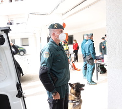 Su Majestad el Rey conversa con un Guardia Civil del Servicio Cinológico