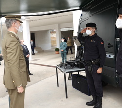 Su Majestad el Rey conversa con dos Guardias Civiles del Puesto de Mando de la Agrupación Rural de Seguridad