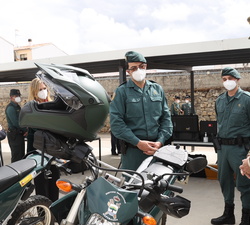 Su Majestad el Rey conversa con dos Guardias Civiles del Servicio de Protección de la Naturaleza