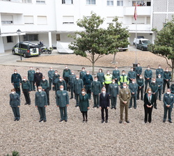 Fotografía de grupo de Su Majestad el Rey con las autoridades y una representación de la Guardia Civil de la Comandancia de Cáceres