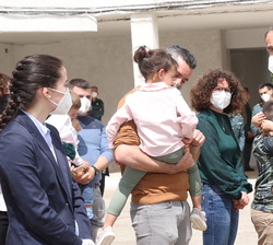 Su Majestad el Rey conversa con las familias de los Guardias Civiles que residen en la Casa Cuartel