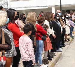 Su Majestad el Rey conversa con las familias de los Guardias Civiles que residen en la Casa Cuartel