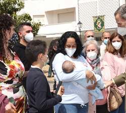 Su Majestad el Rey conversa con las familias de los Guardias Civiles que residen en la Casa Cuartel