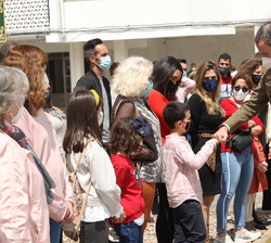 Su Majestad el Rey conversa con las familias de los Guardias Civiles que residen en la Casa Cuartel