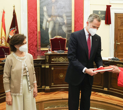 Su Majestad el Rey junto a la vicepresidente primera del Gobierno y ministra de la Presidencia, Relaciones con las Cortes y Memoria Democrática y la p