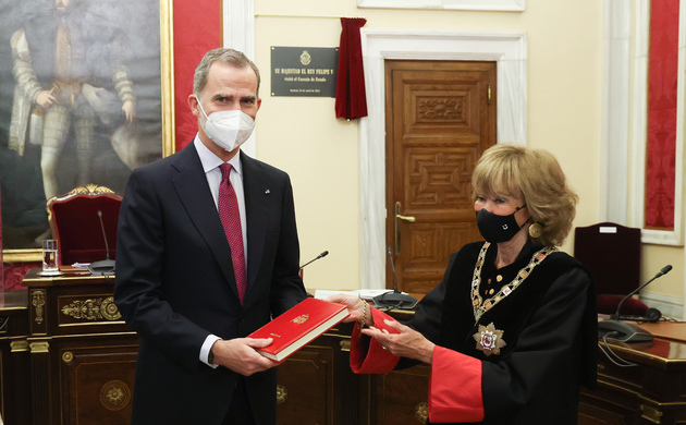Su Majestad el Rey recibe un ejemplar encuadernado de la Memoria del año 2020 de manos de la presidenta del Consejo de Estado
