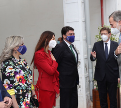 Su Majestad el Rey recibe el saludo de las autoridades locales asistentes al acto