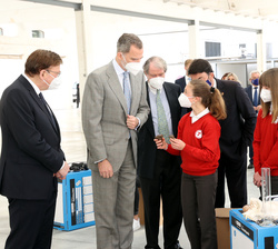 Su Majestad el Rey durante el encuentro con los jóvenes participantes en el "Reto"
