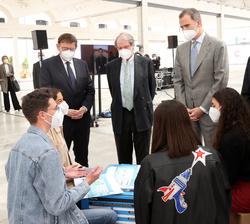 Su Majestad el Rey durante el encuentro con los jóvenes participantes en el "Reto"