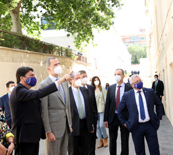 Durante el recorrido, el alcalde de Alicante, Luis Barcala, explica a Don Felipe el proyecto de rehabilitación de los espacios de la antigua fábrica d