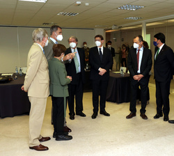 Su Majestad el Rey junto a los miembros del jurado que se encuentran presencialmente