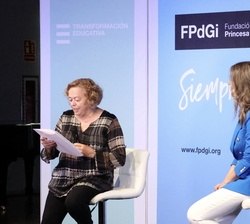 La presidenta del jurado, Rosa Menéndez da lectura al acta de concesión del Premio Fundación Princesa de Girona 2021 en la categoría de "Investig